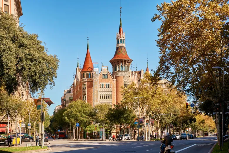 casa les punxes - free tour modernista bcn